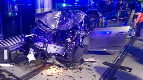 Normandie. Une voiture s’encastre dans un tram à。